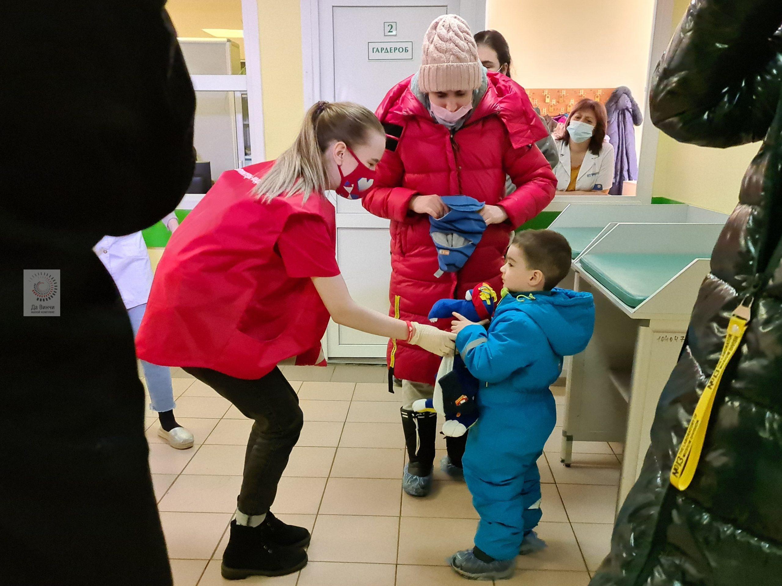 Волонтеры раздали детям 100 мягких дракончиков в Одинцовских поликлиниках