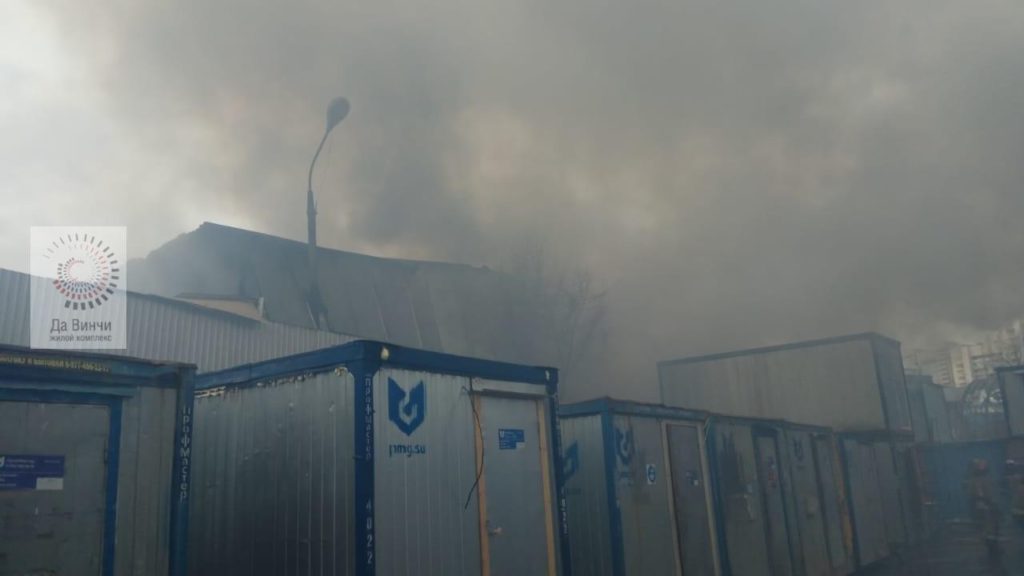 В п. Новоивановское у МКАД локализовали пожар в ангаре площадью 395 кв.м.